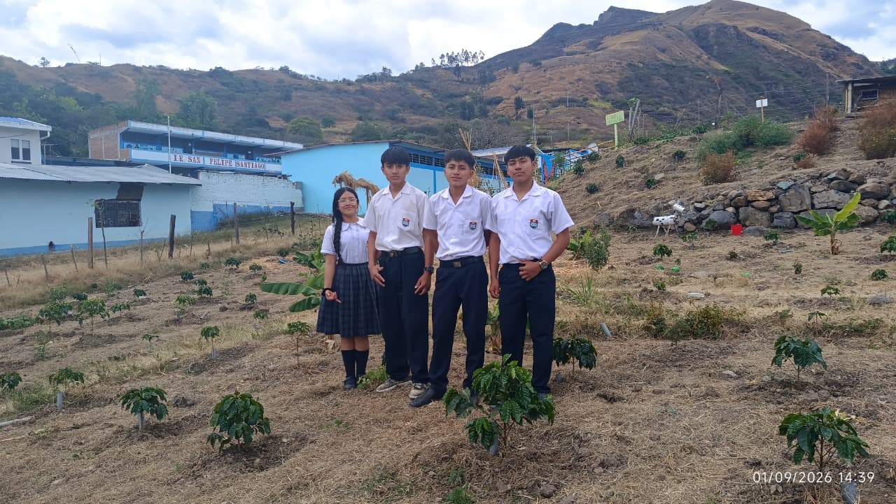 Estudiantes en la Tecnofinca de la I. E. San Felipe Santiago