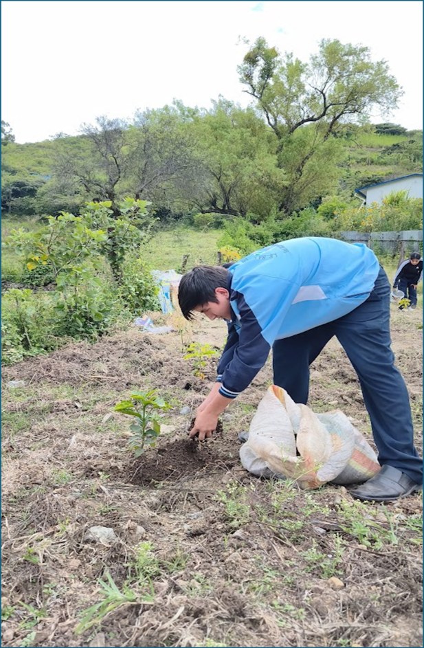 Estudiantes abonando el suelo