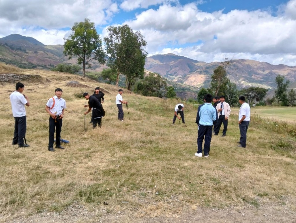 Estudiantes reconociendo el terreno al inicio del proyecto