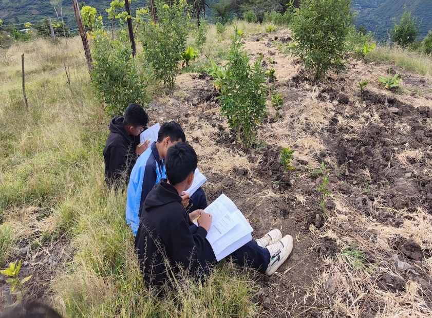 Estudiantes aprendiendo en la Tecnofinca