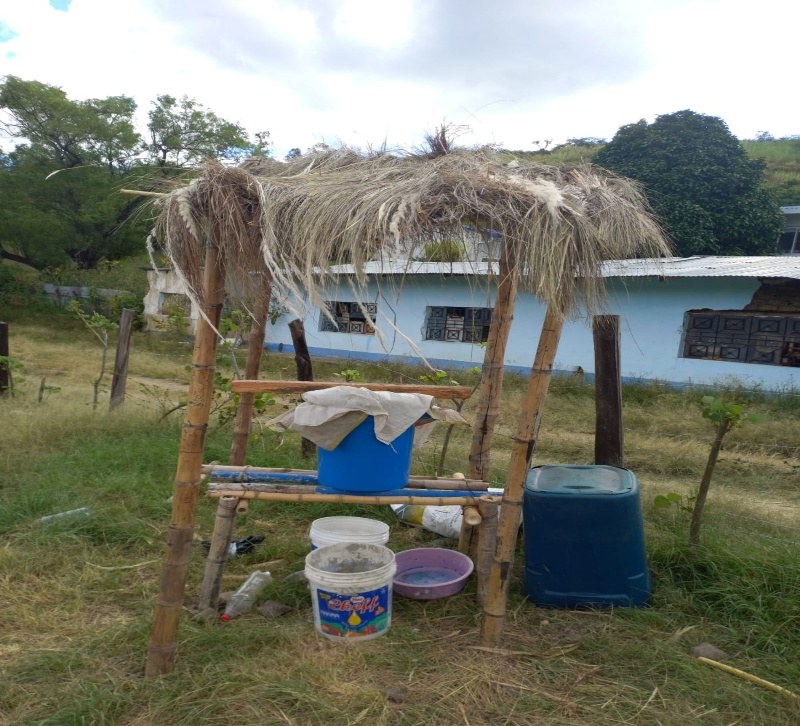 Estudiantes en la experiencia de producción de lixiviado de TECNOfinca.